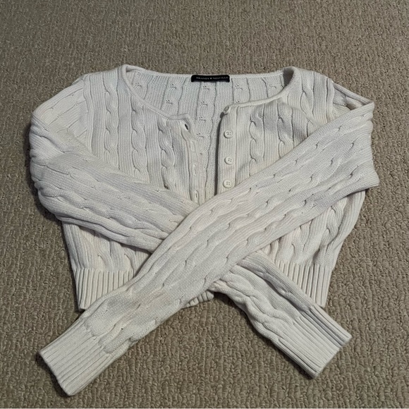 Brandy Melville Sweaters - Brandy Melville ATHELIA KNIT TOP